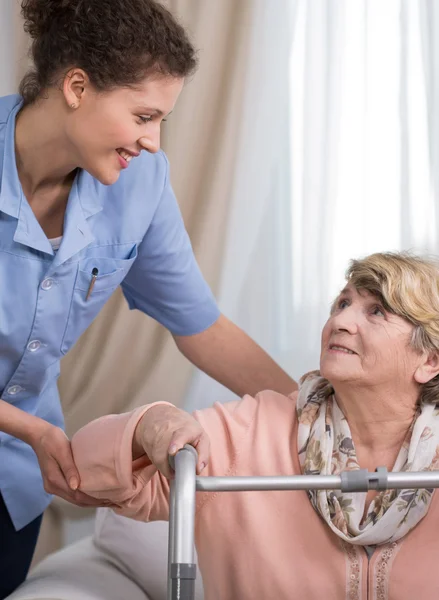 Voorzichtig jonge fysiotherapeut — Stockfoto