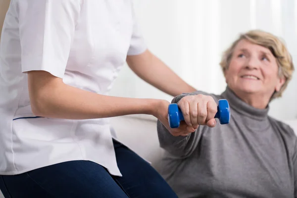 Aiuto della donna e del fisioterapista — Foto Stock