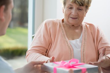 Mutlu kadın bir hediye alma