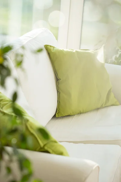 Белый диван и горчичные подушки — стоковое фото