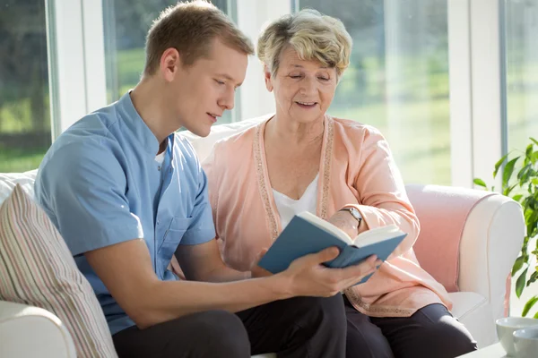 Pielęgniarka czytanie jego pacjenta — Zdjęcie stockowe
