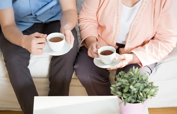 Délutáni tea egy idősek otthonában — Stock Fotó
