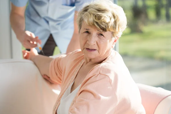 Eine Spritze bekommen — Stockfoto