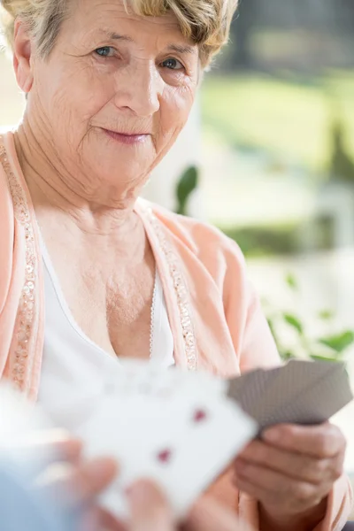 Jugar a las cartas con una anciana — Foto de Stock