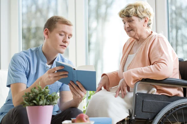 Vieja en silla de ruedas — Foto de Stock