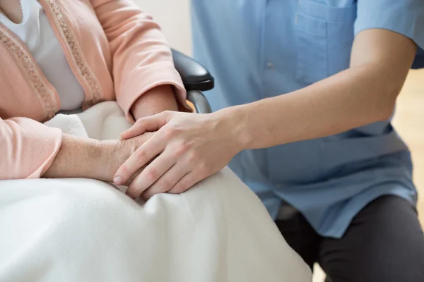 Bedrijf handen met een verpleegster — Stockfoto