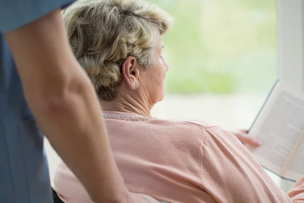 Old woman reading book — Stock Photo, Image