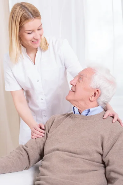 Junge hilfsbereite Pflegekraft — Stockfoto