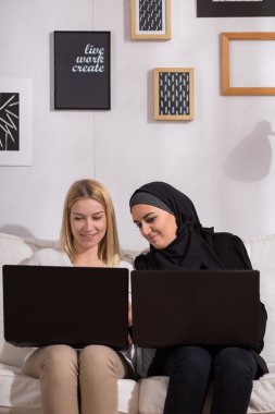 Arkadaşlar dizüstü bilgisayarlar kullanarak