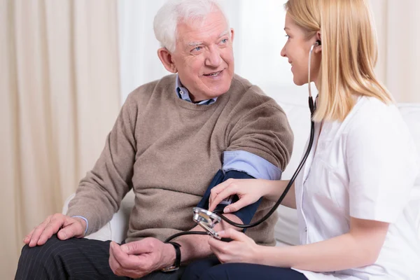 Verzorger controleren de hypertensie — Stockfoto