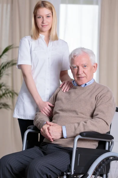 Cuidador y hombre discapacitado — Foto de Stock