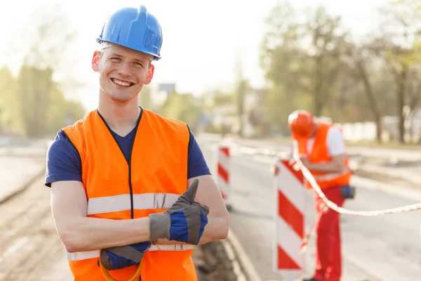 Glücklicher Bauarbeiter im Helm — Stockfoto