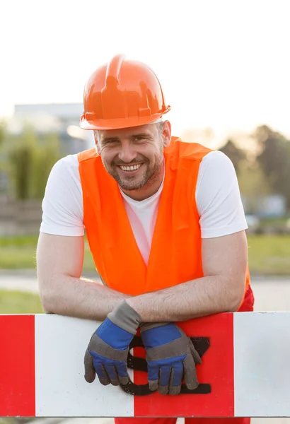 Operaio edile sorridente — Foto Stock