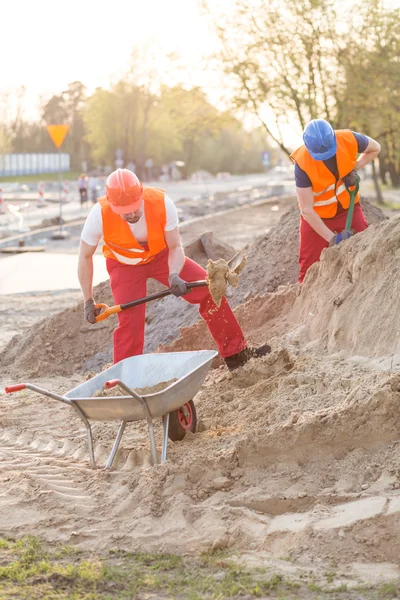 Pouring heavy sand — Stock Photo, Image