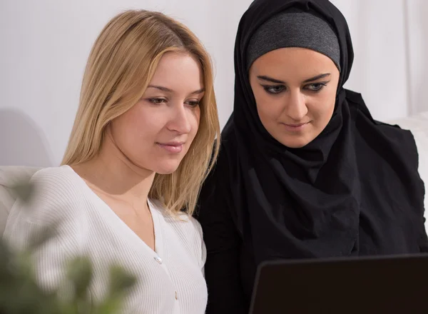 Blonde woman and muslim girl — Stock Photo, Image