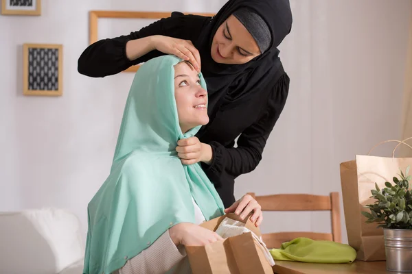 Kaukasiska flicka med muslimsk slöja — Stockfoto