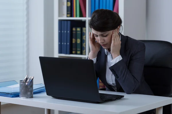 Vrouw met migraine op het werk — Stockfoto