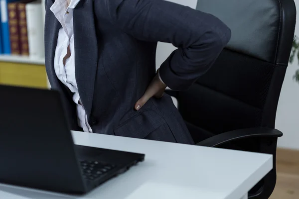 Dor nas costas após o trabalho na frente do computador — Fotografia de Stock