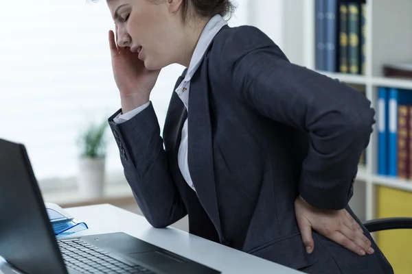 Problemi con la colonna vertebrale durante il lavoro d'ufficio — Foto Stock