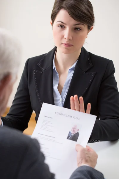 Vrouw tijdens inschrijving — Stockfoto