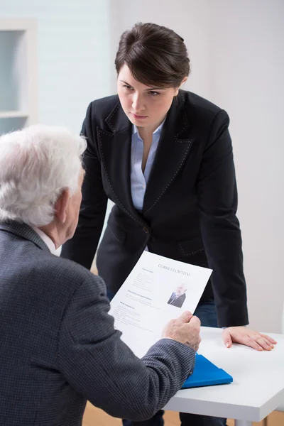 Boss Hiring new employee — Stock Photo, Image