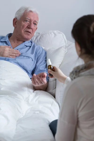 Dochter geven de geneeskunde — Stockfoto