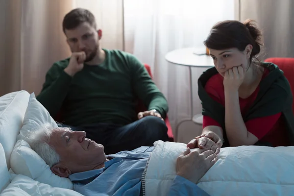 Ziek vader, zoon en dochter — Stockfoto