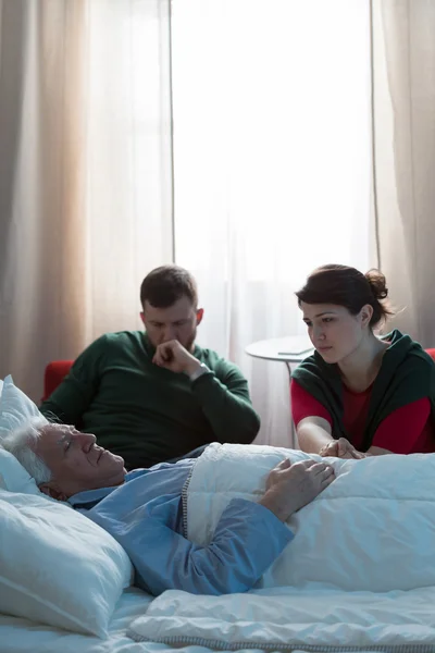 Crianças assistindo doente pai — Fotografia de Stock