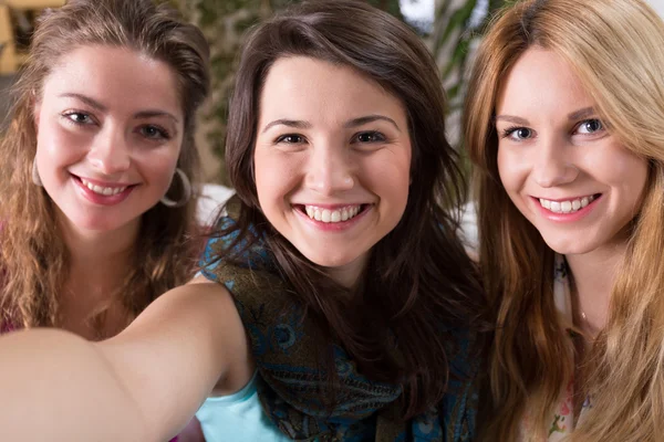 Selfie van drie vrienden — Stockfoto
