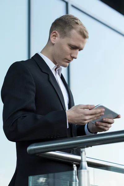 Empresario con tablet fuera del centro de negocios — Foto de Stock