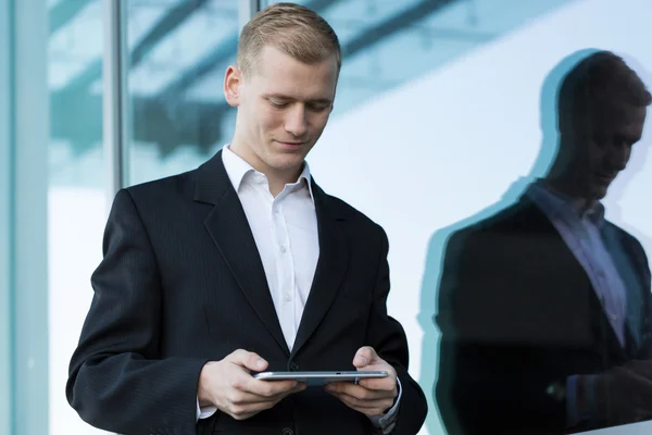 Homem elegante com tablet — Fotografia de Stock