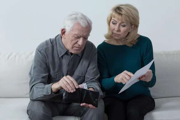 Casamento idoso e seus problemas financeiros — Fotografia de Stock