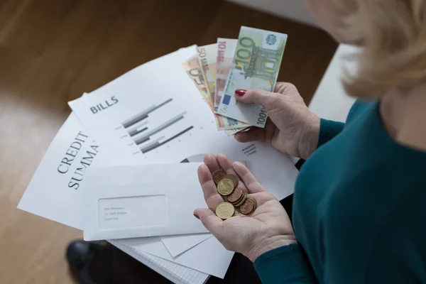 Mujer contando dinero — Foto de Stock