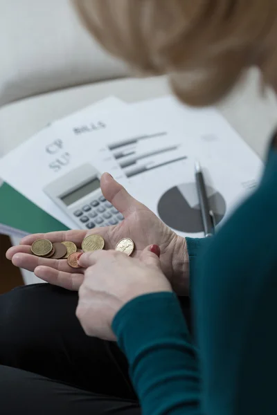 Woman counting coins — Stock Photo, Image