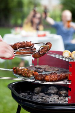 Barbekü ızgara sosis ile