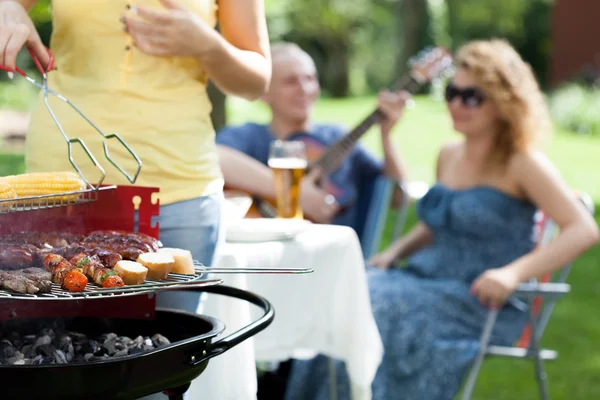 Menschen genießen auf Gartenparty — Stockfoto