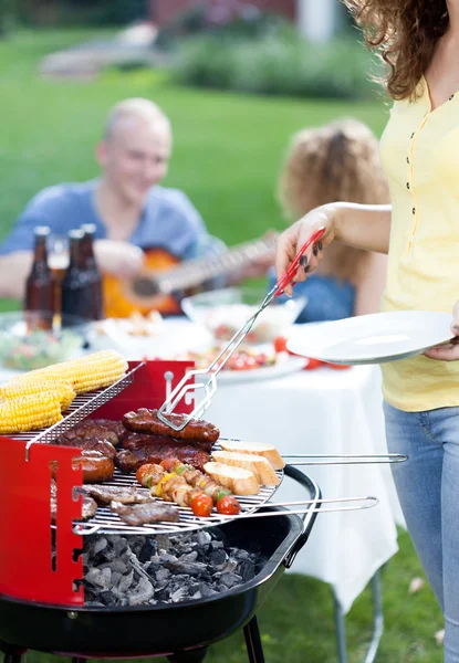 Festa de churrasco no jardim — Fotografia de Stock