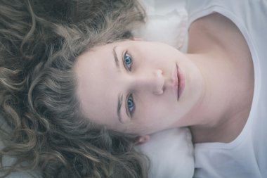 Dağınık kıvırcık saçlı kız