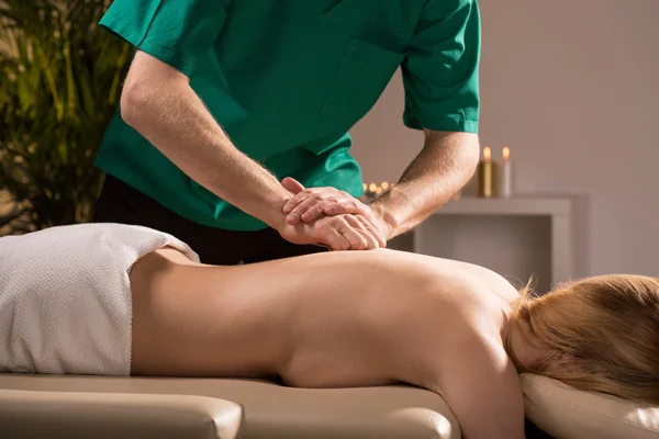 Hombre terapeuta haciendo masaje — Foto de Stock