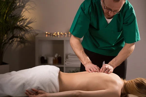 Fisioterapeuta haciendo masaje —  Fotos de Stock