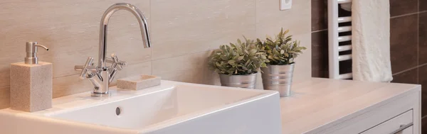 Украшения в современной ванной комнате — стоковое фото
