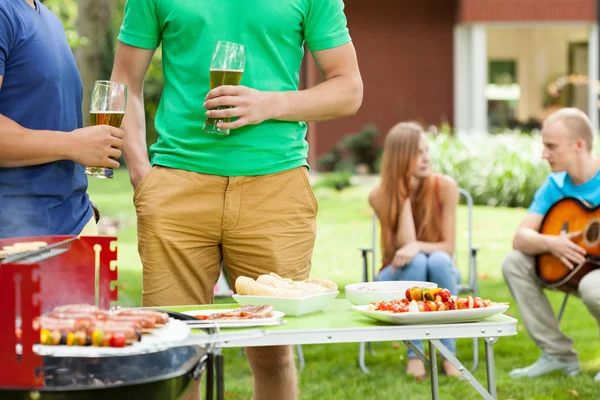 Homens conversando no jardim com cerveja — Fotografia de Stock