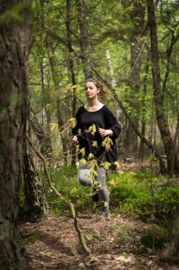 Çalışan genç kadın iz