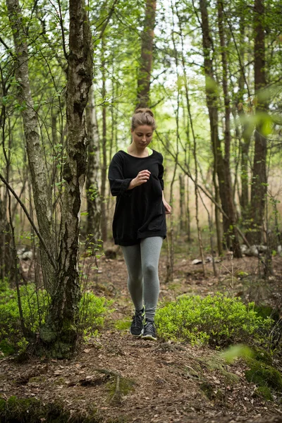 Žena běhání v lese — Stock fotografie