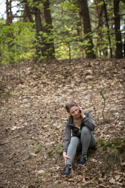 Kadın atlet bileği burkulmalar