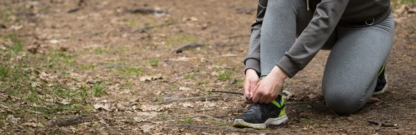 Mani femminili allacciatura scarpe — Foto Stock