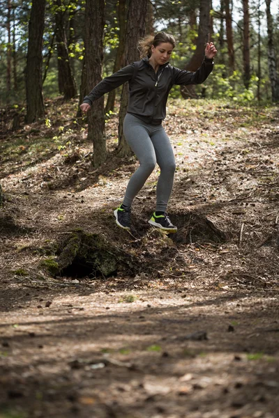 Donna che pratica trail running — Foto Stock