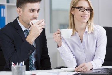 Genç iş adamları ve kahve molası