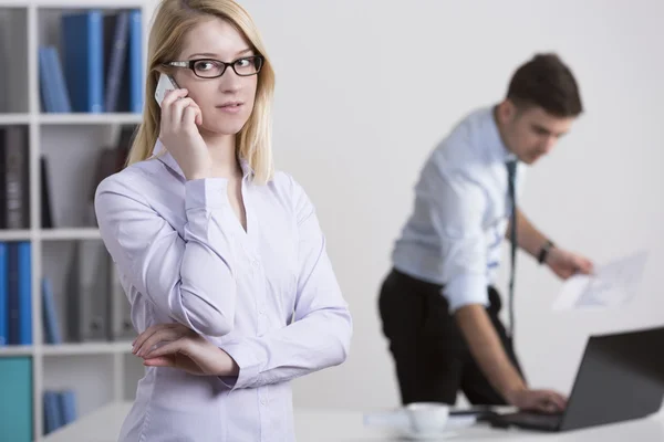 Female boss talking on the phone — Stock Photo, Image