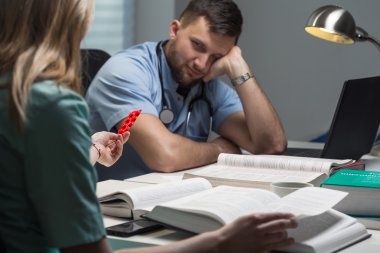 Baş ağrısı ile tıp öğrenci